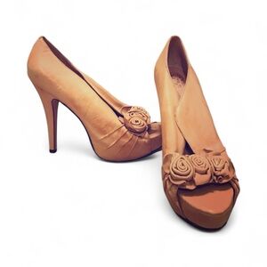 Vintage Vince Camuto peep toe leather heels